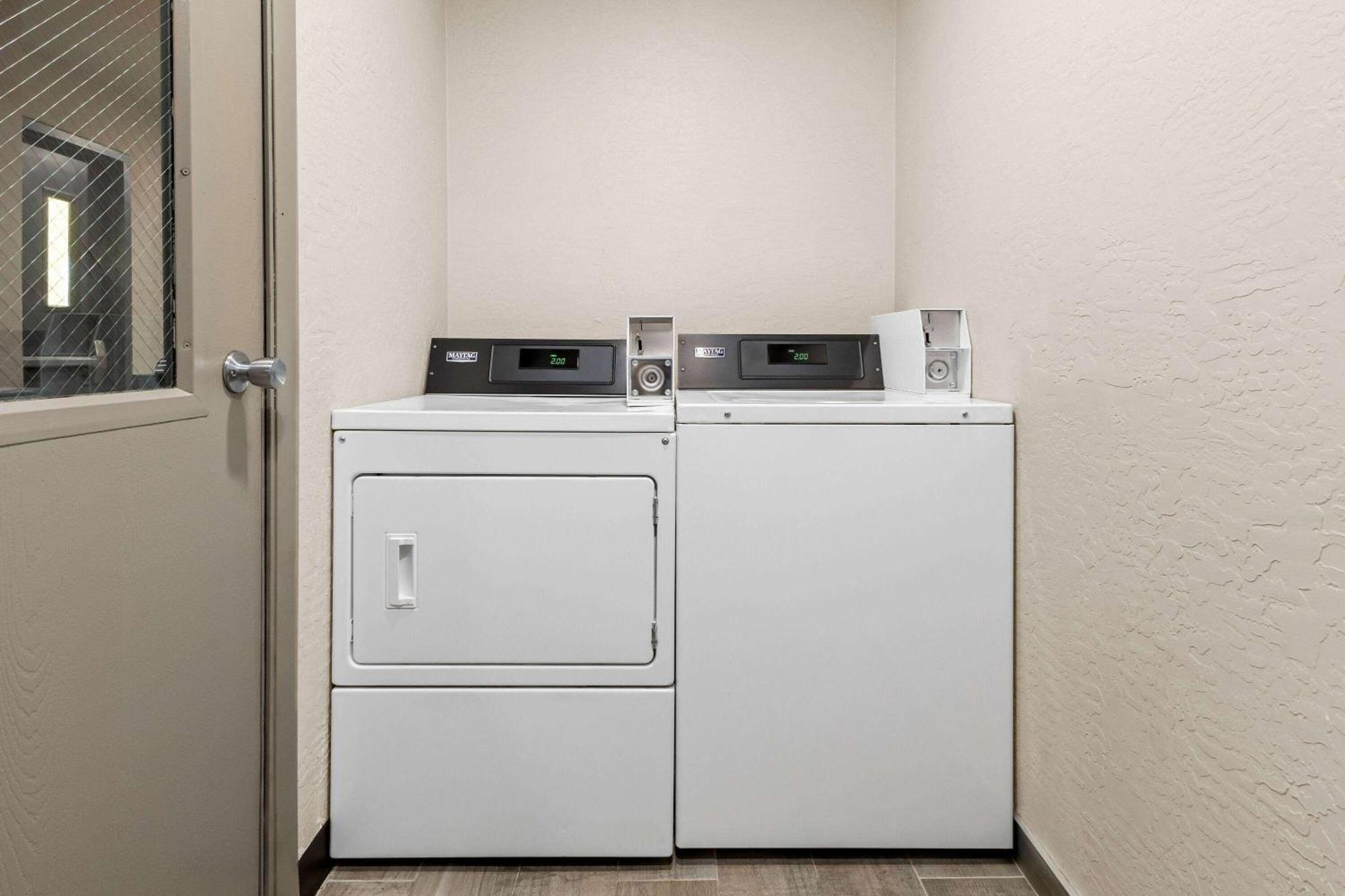 Days Inn & Suites By Wyndham Mesa Near Phoenix Buitenkant foto
