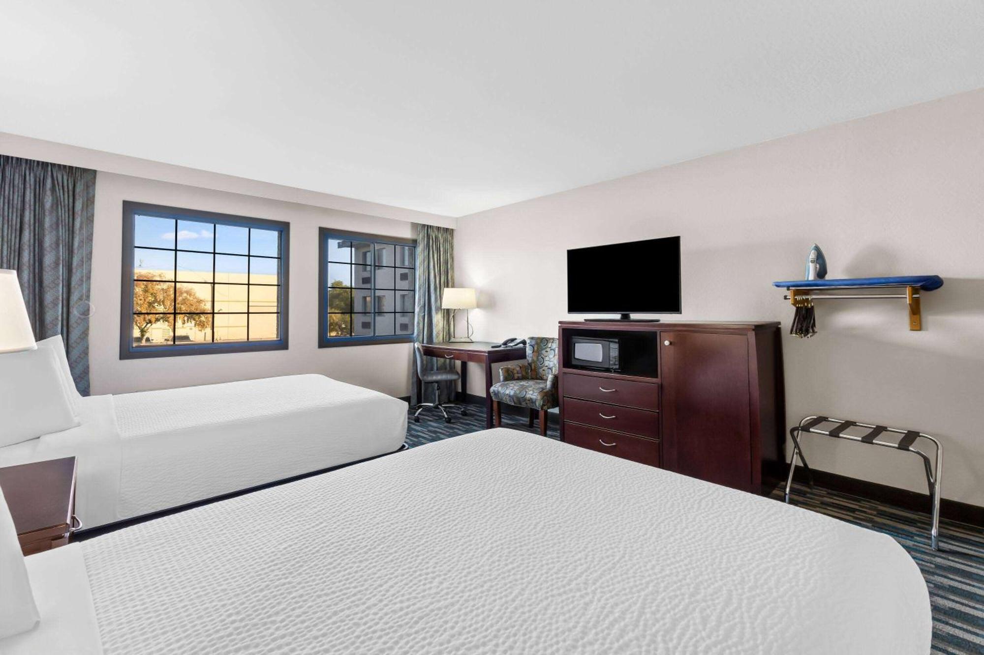 Days Inn & Suites By Wyndham Mesa Near Phoenix Buitenkant foto