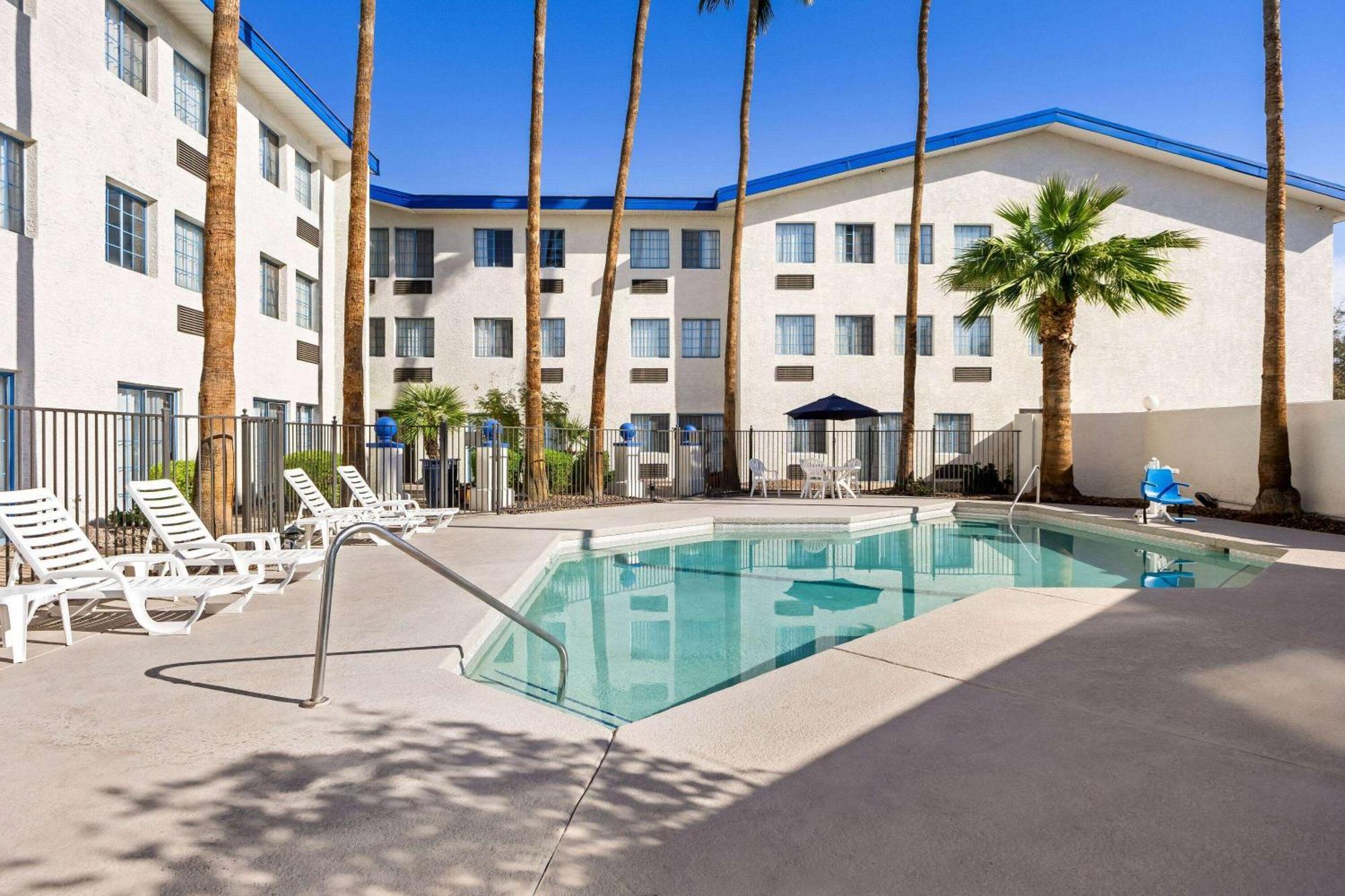 Days Inn & Suites By Wyndham Mesa Near Phoenix Buitenkant foto