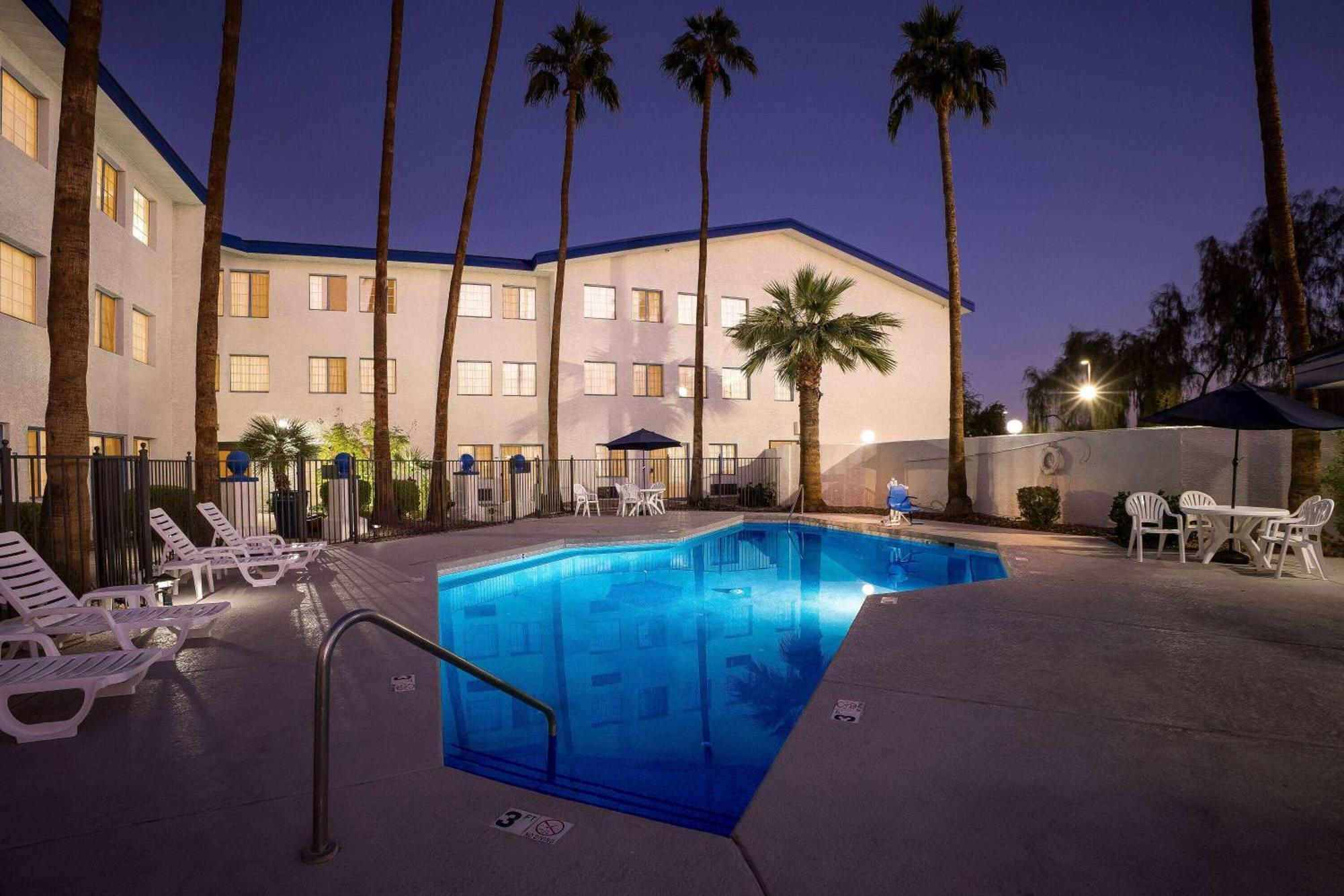 Days Inn & Suites By Wyndham Mesa Near Phoenix Buitenkant foto